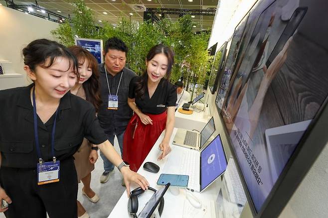 KT가 월드IT쇼 2025에서 마이크로소프트 팀즈폰을 소개하고 있다. ⓒKT