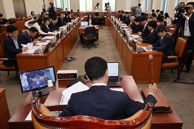 7일 오후 서울 여의도 국회에서 열린 행정안전위원회 전체회의에서 신정훈 위원장이 개의 선언을 하며 의사봉을 두드리고 있다.ⓒ뉴시스