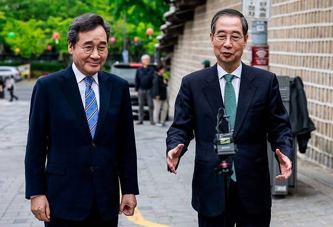 한덕수 무소속 대선 예비후보와 이낙연 새미래민주당 상임고문이 지난 6일 서울 중구 달개비 컨퍼런스하우스에서 오찬 회동을 마친 뒤 취재진의 질문에 답하고 있다. ⓒ뉴시스