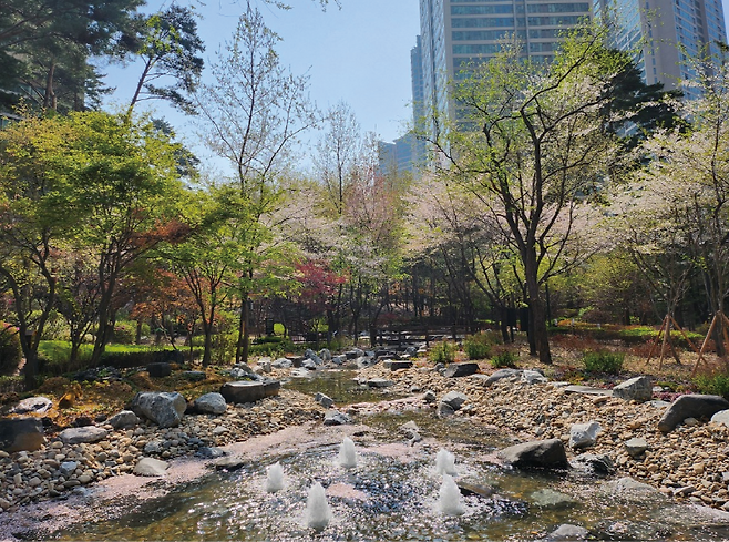 기와터근린공원 수경시설에 있는 캔들 분수. 용산구 제공