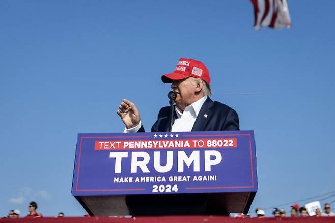 지난해 7월 미국 펜실베이니아주 버틀러 유세 도중 발생한 도널드 트럼프 대통령 암살 미수 사건 당시 총알 이 트럼프 대통령의 귀를 스쳐 지나가고 있다. 더그 밀스 뉴욕타임즈 기자는 총알의 궤적을 포착해 2025년 퓰리처상 보도사진 부문의 수상자가 됐다. 퓰리처상 선정위원회 제공