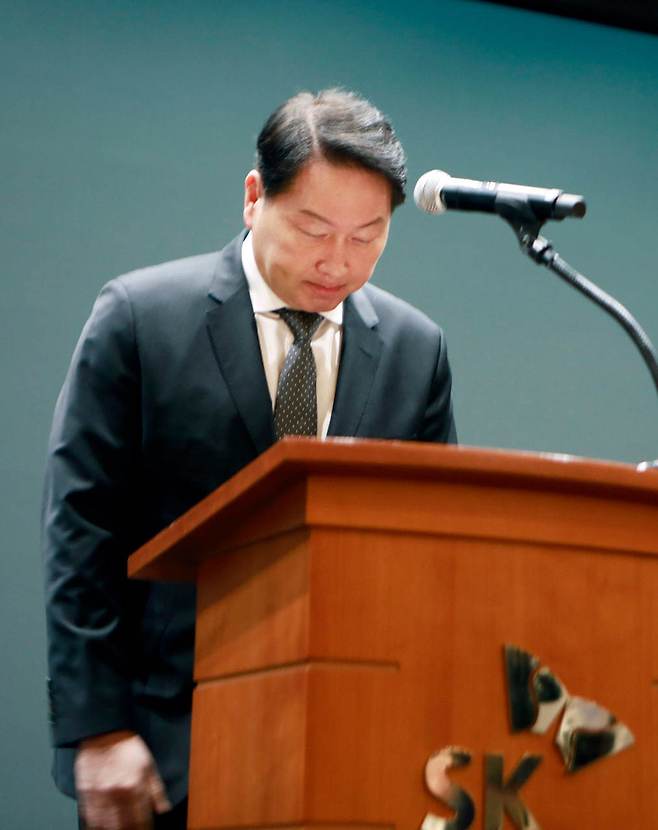 최태원 SK그룹 회장이 7일 서울 중구 을지로 SK텔레콤 사옥에서 열린 SKT 사이버 침해 사고 관련 데일리 브리핑에 참석해 대국민 사과를 하고 있다.