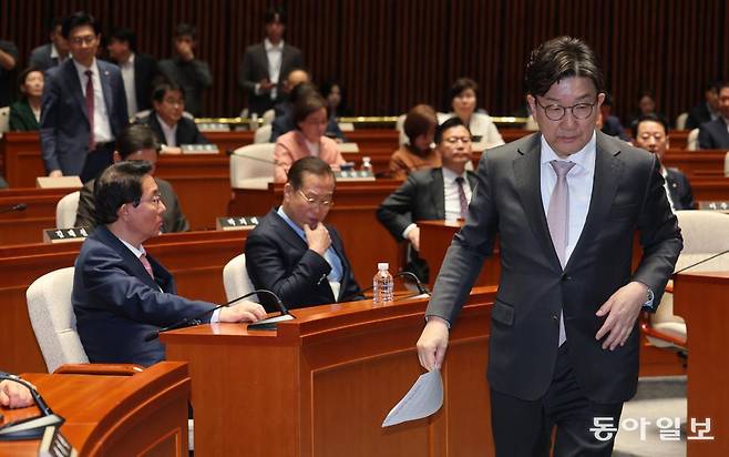 7일 오후 서울 여의도 국회에서 김문수 한덕수 회동이 결렬로 끝난후 국민의힘 의원총회가 열렸다. 권영세, 권성동 지도부 등이 참석했고 권성동 원내대표가 다시한번 단일화를 촉구하며 의총 후 단식에 돌입하겠다고 발언했다. 이후 의총은 비공개로 진행되고 있다. 장승윤 기자 tomato99@donga.com