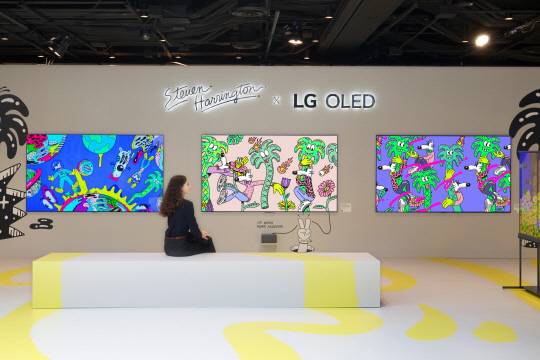 모델이 LG 올레드 에보를 통해 감각적인 색감의 팝아트를 감상하고 있다. LG전자 제공