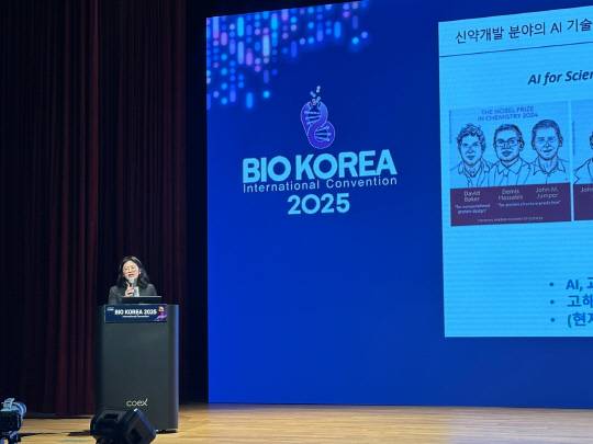표준희 한국제약바이오협회 인공지능(AI) 신약융합연구원 부원장이 7일 서울 코엑스에서 열린 바이오코리아 콘퍼런스에서 발언을 하고 있다. 이미선 기자.