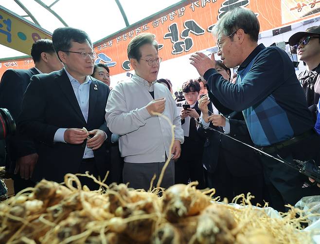 더불어민주당 이재명 대선 후보가 '골목골목 경청투어:국토종주편'에 나선 7일 전북 진안군 새참거리 앞 인삼 가게에서 상인과 대화하고 있다. (사진=연합뉴스)