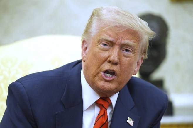 도널드 트럼프 미국 대통령이 6일(현지시간) 백악관을 찾은 마크 카니 캐나다 총리와 정상회담 뒤 기자들에게 예멘 후티 반군이 항복했다면서 예멘 폭격을 즉각 중단한다고 밝혔다. 그러나 후티 반군은 항복한 적이 없다며 홍해 선박 공격은 멈추지 않을 것이라고 다짐했다. AP 연합