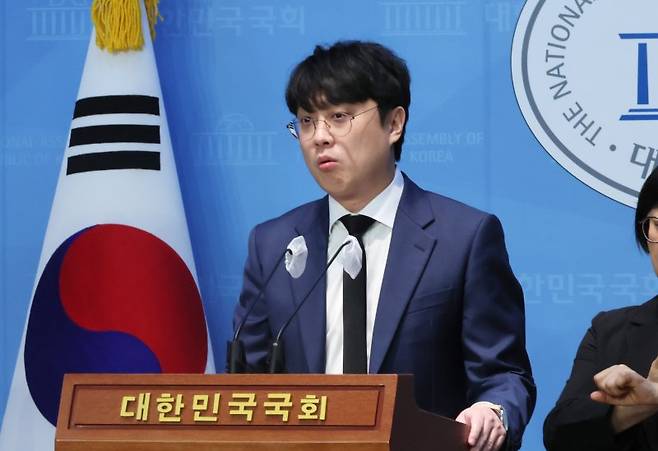 민주당 권리당원이었던 백광현 씨가 2023년 12월 13일 국회 소통관에서 더불어민주당 비판 기자회견을 하고 있다. 연합뉴스