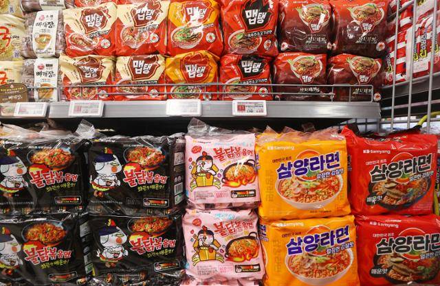 3월 26일 서울의 한 대형마트에 삼양식품 라면이 진열돼 있다. 연합뉴스