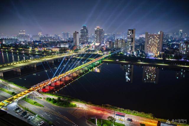 지난해 4월 27일 울산 태화강 울산교에서 화려한 빛쇼가 펼쳐지고 있다. 울산시 제공