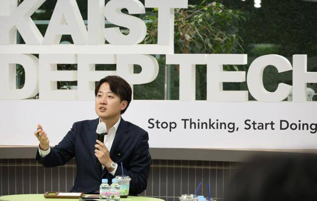 이준석 개혁신당 대선후보가 7일 대전 유성구 한국과학기술원(KAIST)에서 재학생들과 '2030 현장 청취' 간담회를 진행하고 있다. 대전=연합뉴스