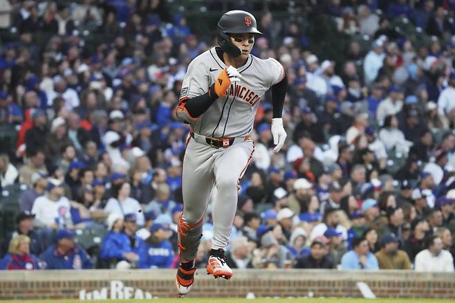 <yonhap photo-2011=""> San Francisco Giants' Jung Hoo Lee, of South Korea, runs after hitting a single during the fourth inning of a baseball game against the Chicago Cubs in Chicago, Monday, May 5, 2025. (AP Photo/Nam Y. Huh)/2025-05-06 10:11:54/ <저작권자 ⓒ 1980-2025 ㈜연합뉴스. 무단 전재 재배포 금지, AI 학습 및 활용 금지></yonhap>