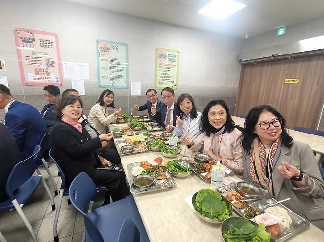 애월중학교에서 급식을 체험하며 제주 교육 환경을 공유하는 홍콩 교장단. (제주관광공사 제공)