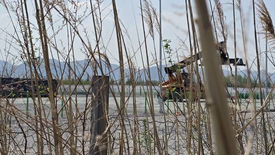 지난 21일 오후 여수시 국가산업단지 내 유휴 부지에 포크레인 한 대가 덩그러니 놓여 있다. 한때는 기업들이 부지를 선점하려 시설 투자에 나서던 곳이지만, 지금은 여수산단 내 신규 투자 의지를 보이는 기업조차 찾기 어려운 상황이다. 여수=노유림 기자