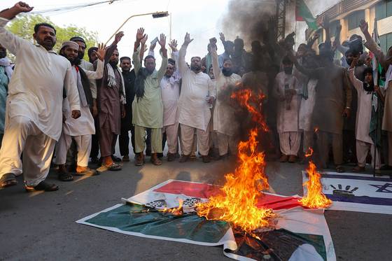 2025년 5월 6일 인도 국기와 나렌드라 모디 총리의 사진이 담긴 깃발을 불태우는 반 인도 시위자들의 모습. AFP=연합뉴스