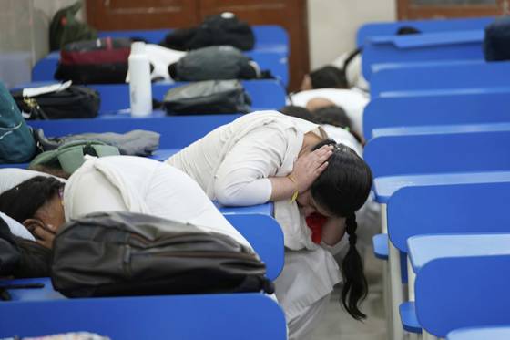 2025년 5월 6일 인도 잠무에서 모의 훈련 중 학생들이 귀를 막고 있는 모습. AP=연합뉴스