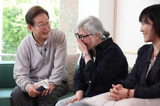 이재명 후보가 '골목골목 경청투어:국토종주편'에 나선 7일 전북 전주시 완산구의 한 카페에서 열린 K-콘텐츠 산업 진흥 간담회에 참석하고 있다. 왼쪽부터 이 후보, 김은숙 작가, 박해영 작가. 연합뉴스