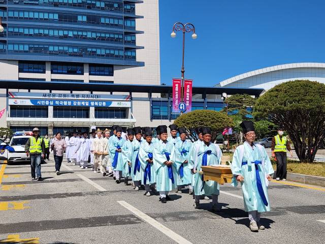 ▲ 2025 강릉단오제 ‘신주미 봉정 및 신주빚기’가 최근 각각 강릉시청과 칠사당에서 거행됐다.