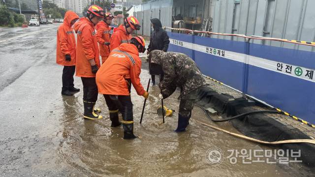 ▲ 지난해 7월 춘천시 후석로 일대 도로가 폭우로 침수돼 긴급출동한 소방본부 대원들이 복구작업을 벌이고 있다. 최보권