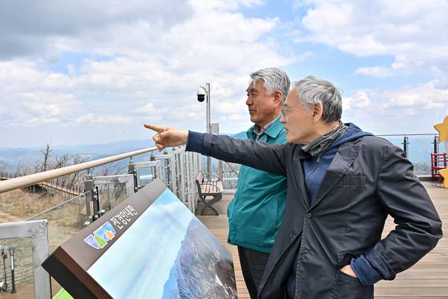 ▲ 유인촌 문화체육관광부장관은 7일 최승준 정선군수와 함께 가리왕산 정상을 찾아 천혜의 비경을 감상하고 관광사업 등을 점검했다.