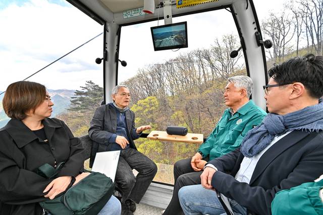 ▲ 유인촌 문화체육관광부장관은 7일 최승준 정선군수의 안내를 받으며 가리왕산 케이블카에 탑승해 담소를 나누고 있다.