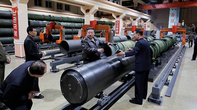 김정은이 제2경제위원회 산하 중요 군수기업소들을 현지지도하며 포탄생산 및 기계공업부문 실태를 파악했다고 조선중앙TV가 7일 보도했다. /사진=조선중앙TV, 연합뉴스