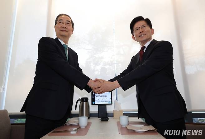 김문수 국민의힘 대선 후보와 한덕수 무소속 예비후보가 7일 회동하며 악수하고 있다. 곽경근 대기자