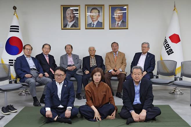 국민의힘 상임고문단과 김미애 의원이 7일 서울 여의도 중앙당사에 마련된 김무성‧유준상 고문의 단식 농성장에 방문해 기념사진을 촬영하고 있다. 국민의힘 제공