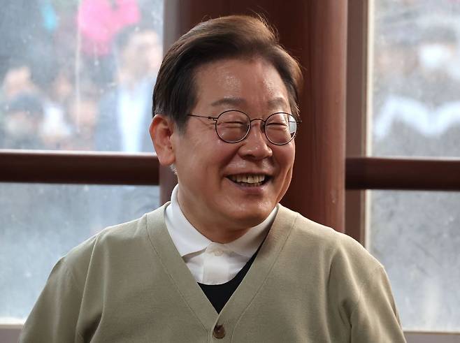 이재명 더불어민주당 대선 후보가 지난 6일 전북 장수군 오옥마을을 찾아 주민들과 간담회를 하고 있는 모습. 연합뉴스