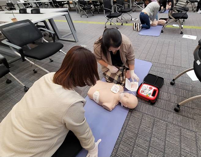 경기 부천의 한 행사장에 마련된 심폐소생술 부스에서 자동심장충격기 사용법 교육이 이뤄지고 있다. 부천시 제공