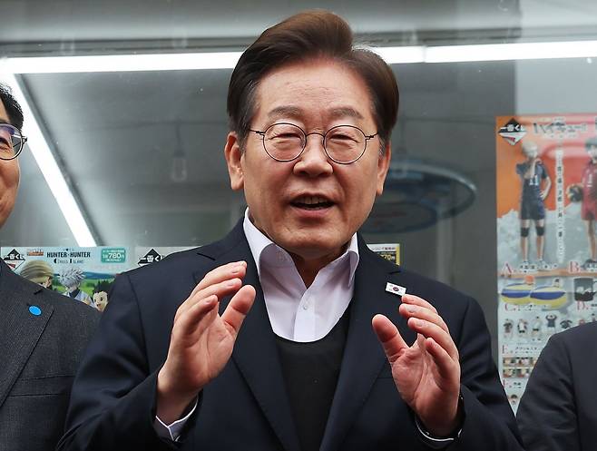 더불어민주당 이재명 대선 후보가 지난 5일 경기도 양평군 양평물맑은시장에서 열린 '골목골목 경청투어'에서 발언하고 있는 모습. 연합뉴스