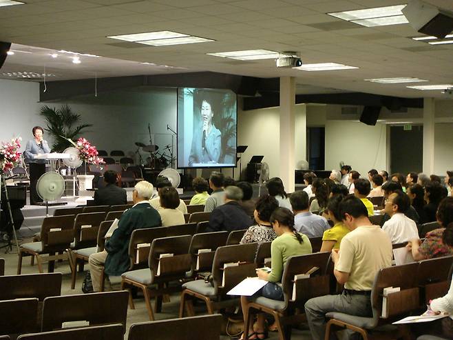 CWM 본부 대표인 조복섭(강대상) 목사가 미국 현지 교회 성도들을 대상으로 연 CWM전도세미나에서 강연하고 있다. CWM 제공