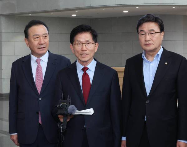 국민의힘 김문수 대선 후보가 지난 6일 아시아태평양경제협력체(APEC) 회의장인 경북 경주시 경주화백컨벤션센터에서 취재진의 질문에 답하고 있다. 연합뉴스