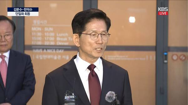 ▲김문수 국민의힘 대선후보가 7일 저녁 서울 종로의 한 식당에서 한덕수 후보와 회동을 한 뒤 한 후보가 후보자 등록도 못하게 하고 나오게한 게 누구냐고 비판하고 있다. 사진=KBS 영상 갈무리