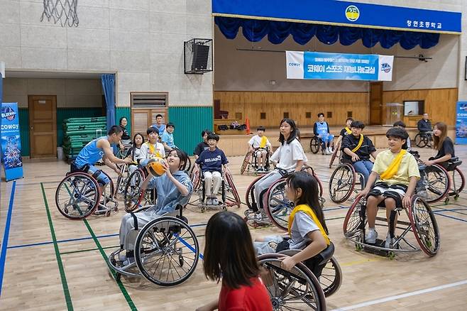 코웨이는 코웨이 블루휠스 휠체어농구단이 지난 2일 경기도 남양주 소재 창현초등학교에서 어린이 휠체어농구 체험교실을 진행했다고 밝혔다. <코웨이>