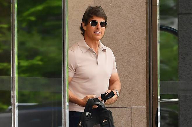 배우 톰 크루즈가 영화 '미션 임파서블: 파이널 레코닝'으로 12번째 내한에 나섰다. 사진은 2022년 6월17일 할리우드 배우 톰 크루즈가 영화 ‘탑건: 매버릭' 내한 행사 차 김포공항을 통해 입국하고 있는 모습. /사진=뉴스1