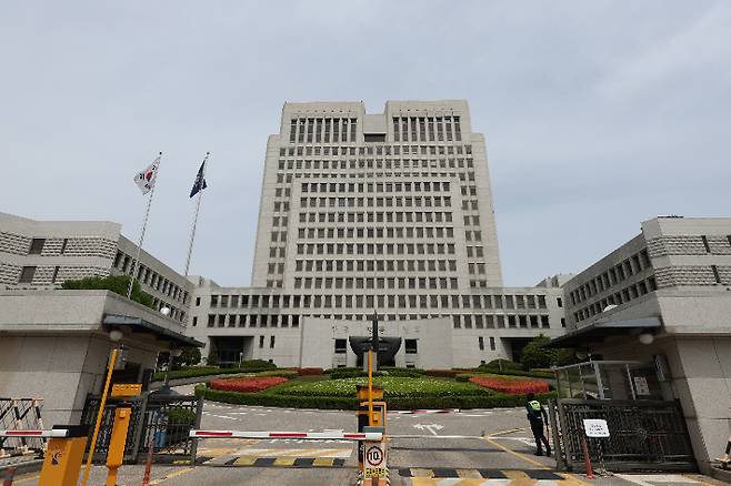 더불어민주당은 5일 이재명 대선 후보의 파기환송심 일정과 관련해 조희대 대법원장을 향해 선거운동 기간에 잡힌 모든 대선 후보자의 재판 기일을 대선 뒤로 미루라고 요구했다. 연합뉴스