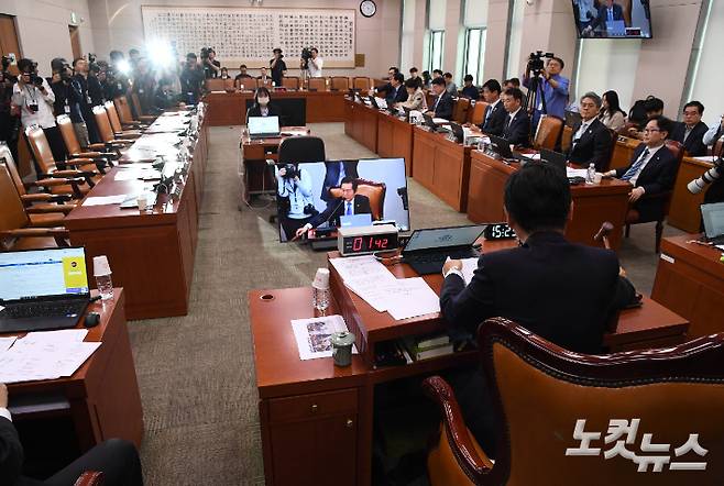 정청래 국회 법제사법위원회 위원장이 7일 오후 국회 법사위 전체회의에서 의사봉을 두드리고 있다. 황진환 기자