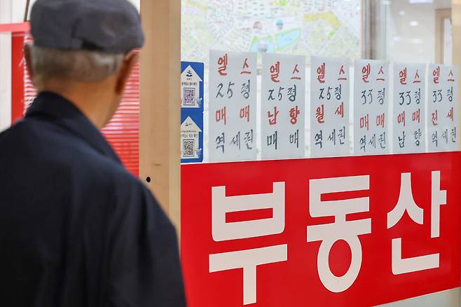 한 시민이 부동산 중개업소 매물 정보를 들여다보고 있다. 경기도 아파트 거래량이 7개월 만에 1만 건을 넘어서는 등 매수세가 다시 살아나고 있다. 특히 9억 원 초과 아파트 거래 비중이 역대 최고치를 기록하며, 고가 아파트 수요 회복 조짐도 나타나고 있다. 뉴스1