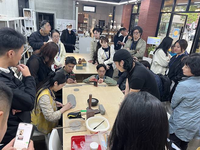 역대 최대 방문객을 기록한 이천도자기축제 행사장에서 작가들이 다양한 도자예술을 선보이고 있다. 이천시 제공