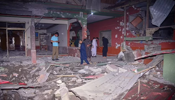 현지시간으로 7일 새벽 인도가 카슈미르 무장세력 공격에 대응해 파키스탄 9곳에 미사일을 발사했다. 사진은 공격 피해를 입은 카슈미르 인근 마을의 모습. AP 연합뉴스