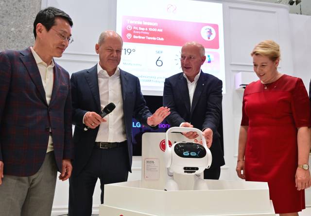 조주완(왼쪽 첫번째) LG전자 최고경영자(CEO)가 지난해 9월 독일 베를린에서 열린 유럽 최대 가전전시회 'IFA 2024'에서 자사가 개발 중인 반려 로봇 Q9을 소개하고 있다. 사진 제공=LG전자