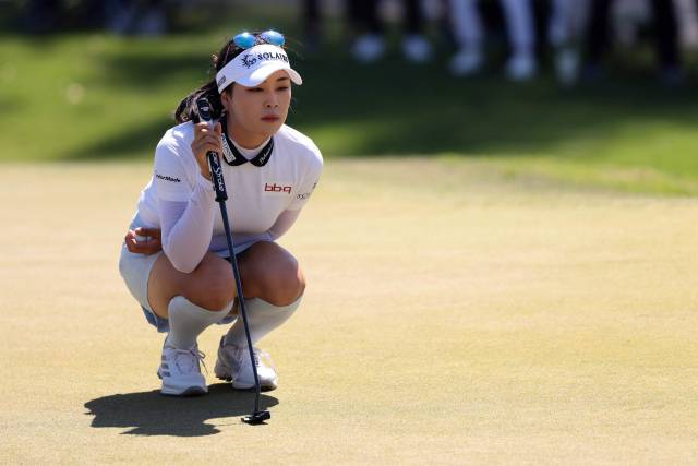 그린을 읽고 있는 윤이나. 사진 제공=AFP연합뉴스