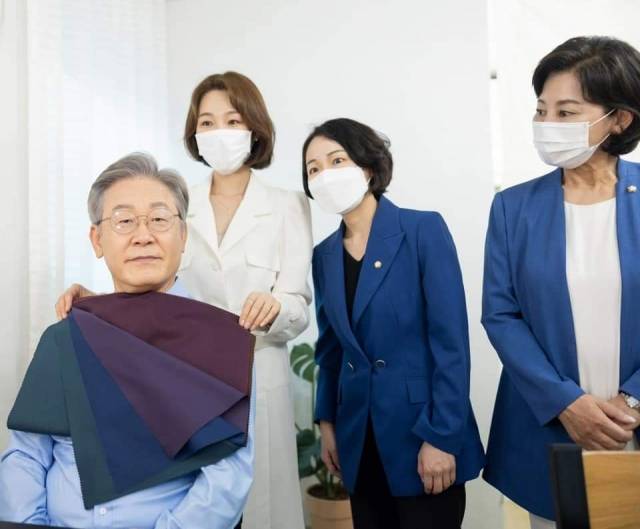 2021년 경기도지사 시절 이재명 더불어민주당 대표가 자신의 사회관계망서비스(SNS)에 올린 ‘퍼스널 컬러’ 관련 게시글 / 이재명 더불어민주당 대표 페이스북 캡쳐