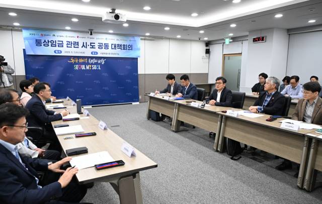 여장권(왼쪽 세 번째) 서울시 교통실장이 7일 본청에서 열린 공동대책회의에서 인사말을 하고 있다. 사진제공=서울시