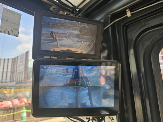 서울 성동구 성수동 K-프로젝트 신축 공사현장에 도입된 굴착기에 부착된 인공지능(AI) 인체 인식 카메라가 사람을 감지한 모습. 신미진 기자