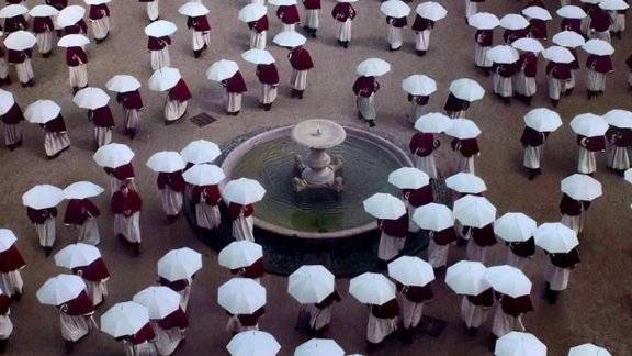 영화 ‘콘클라베’에서 시스티나 성당 밖 광장에서 발생한 테러로 혼란에 빠진 모습.IMDb 홈페이지