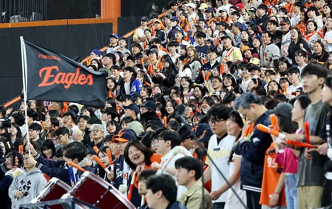 ▲ 감격적인 시즌 첫 1위 등극과 20년 만의 9연승을 함께 한 한화 팬들 ⓒ연합뉴스