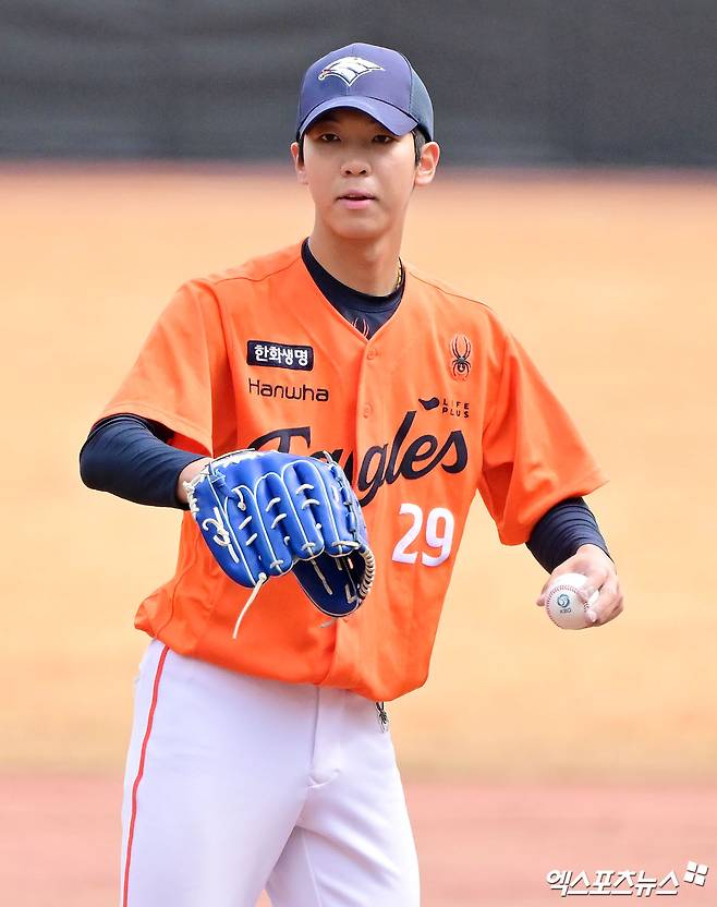 황준서는 지난 6일 서산구장에서 열린 2025 메디힐 KBO 퓨처스리그 SSG 랜더스전에 선발 등판해 6이닝 76구 5피안타(2홈런) 8탈삼진 2사사구 4실점으로 퓨처스리그 팀 10연승에 이바지했다. 엑스포츠뉴스 DB