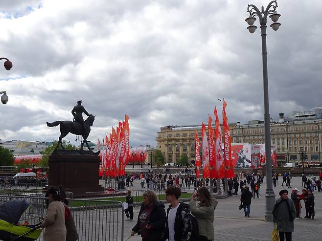 승리 깃발로 장식된 모스크바 (모스크바=연합뉴스) 최인영 특파원 = 6일(현지시간) 러시아 모스크바 붉은광장 인근에 제2차 세계대전 승리 기념일(전승절) 80주년을 맞아 설치된 '승리'(포베다) 깃발 장식들. 2025.5.7 abbie@yna.co.kr (끝)